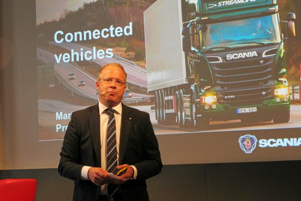 Martin Lundstedt, konsernsjef i Volvo Group lover å være ansvarsfull når over 4000 ansatte innen produksjon markedsføring av lastebiler, anleggsmaskiner og busser i konsernet mister jobben.