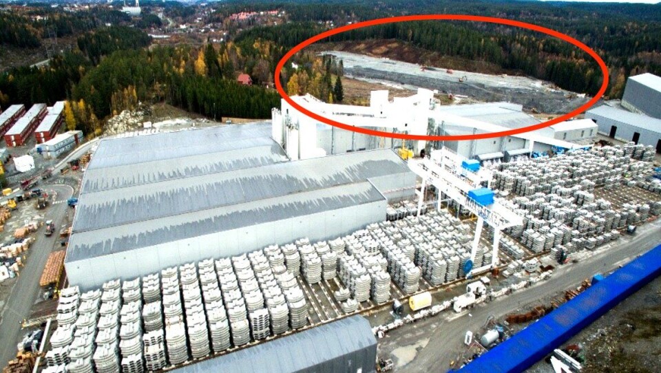 Depotet er markert med rødt. Den blå konstruksjonen nede til høyre er transportbåndet fra tunnelen til depotet. Midt i bildet er fabrikken som produserte betongelementer til tunnelene. Til venstre skimtes brakkeriggene, og bak dem er E6.