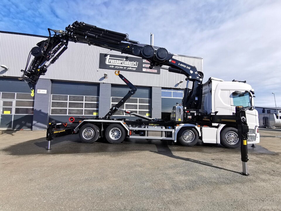 KOMBI: Denne Scania-en med krok Multilift og 50 tonnmeters Hiab, er en av de siste store leveransene fra Transportindustri.