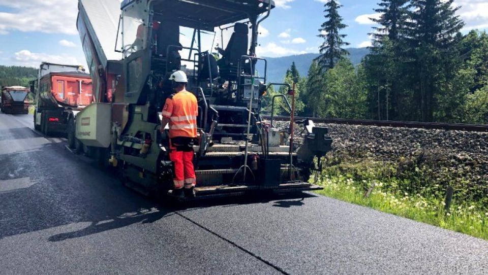 Forsøk med fiberarmert asfalt på fv. 30 i Singsås i Trøndelag.