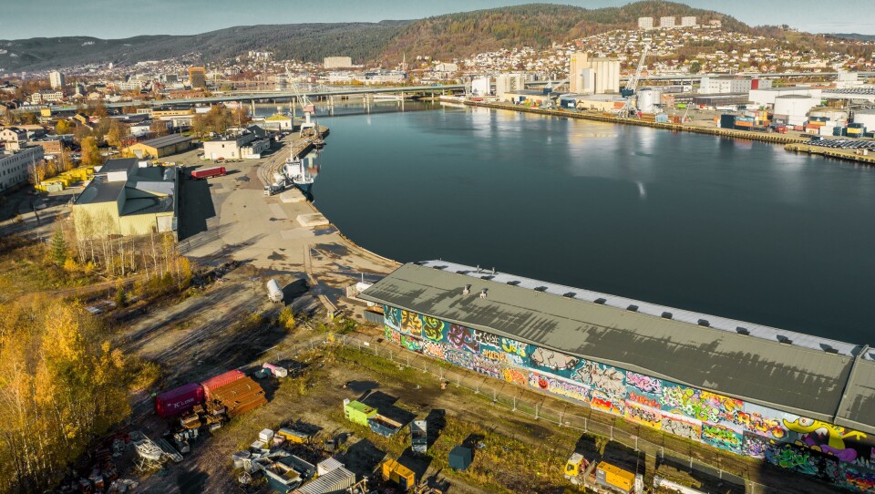 Havneområdet, Tangenkaia, nede i bildet, skal transformeres til en ny bydel i Drammen.