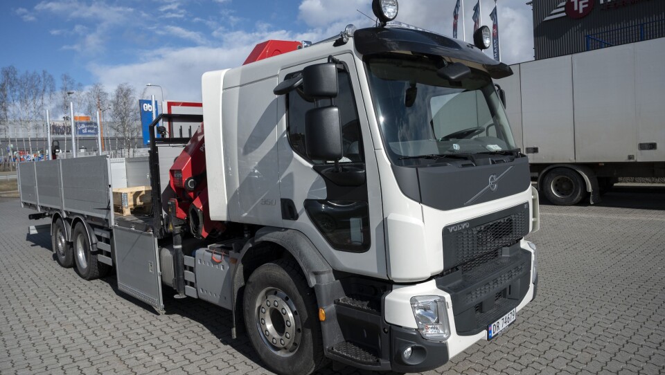 MINDRE: Faisel Butt valgte lavere og smalere chassis da han skulle bytte kranbilene sine. Nå har han to Volvo FE som går på kjøring for to forskjellige rørgrossister.