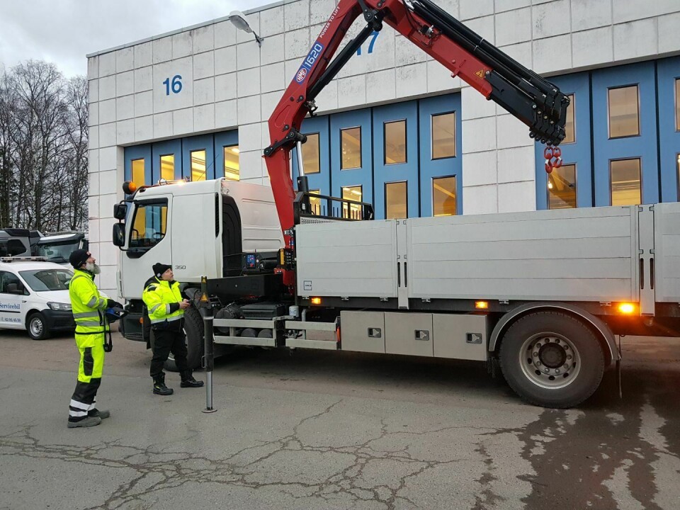 MINSTE: Begge bilene er Volvo FE med 350 hester. Den ene er en treaksling, med større kran mens toakslingen har løftelem.