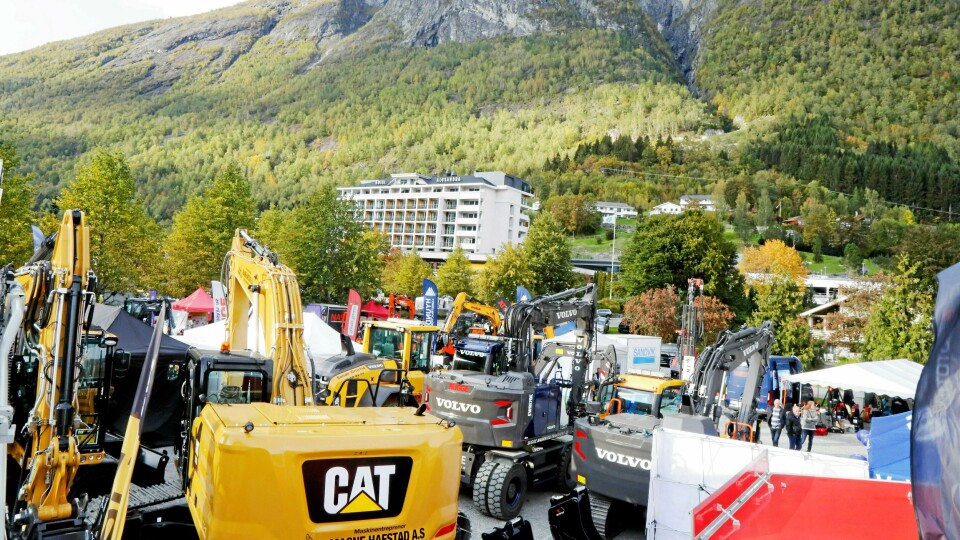 Bilde fra messedelen av Loendagene 2019 utenfor Alexandra hotel (i bakgrunnen) på Loendagene 2019.I tillegg til utstilling, er det konferanse, utflukter og sosialt samvær generelt for MEF-medlemmer og deres familier i løpet av dagene.