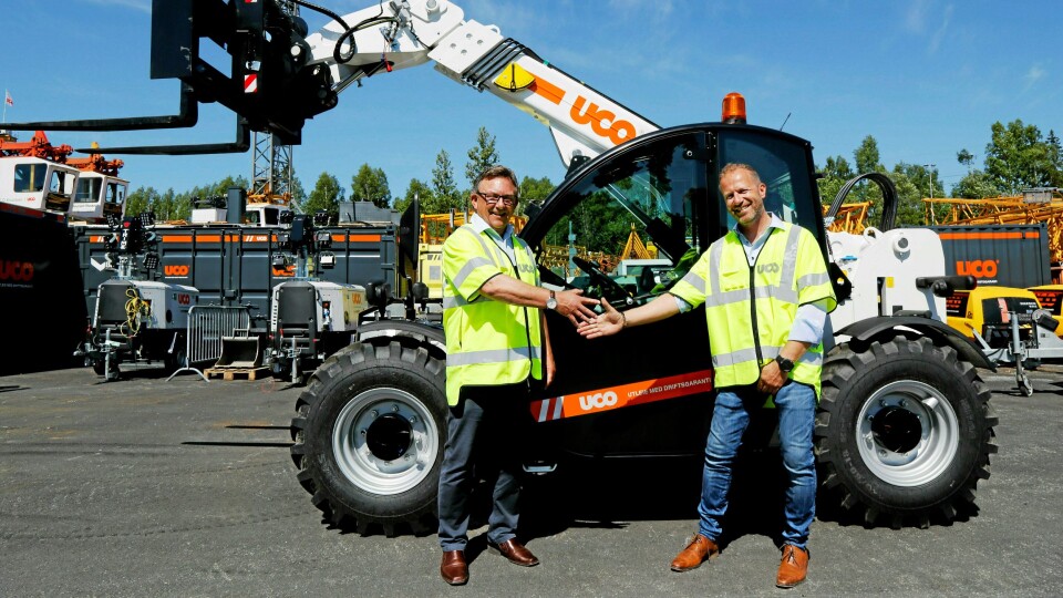 HISTORISK: Første helelektriske teleskoptruck i Norge, og den første maskinen UCO kjøper av Skjetne Maskin AS. Her er Jostein Stormo, adm. direktør i UCO, sammen med Skjetne Maskin-selger Kristian Lamøy.