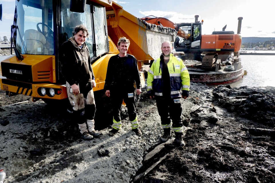 TEAM: Pål Anderson (t.v.), Yngvar Moe og Ruben Hansen sørger for bedre dybde i Solvik båtforenings havn.