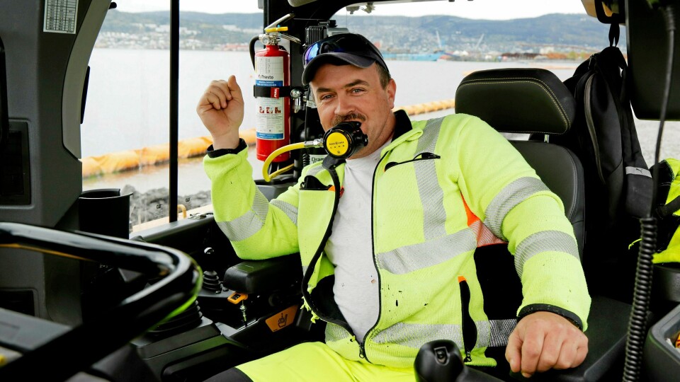 RASKT: Dozerfører Gregor Wolichi viser oss hvor raskt han får munnstykket til dykkerflasken på plass. To sekunder!