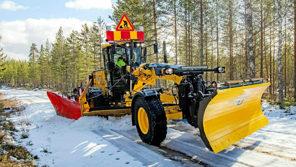 SØTA BROR: I Sverige har Komatsu-forhandleren i samarbeid med entreprenør Christer Dalmans utstyrt veihøvelen med både side-vinge og frontskjær. Hesselberg Maskin i Norge følger utviklingen i Sverige med argusøyne.