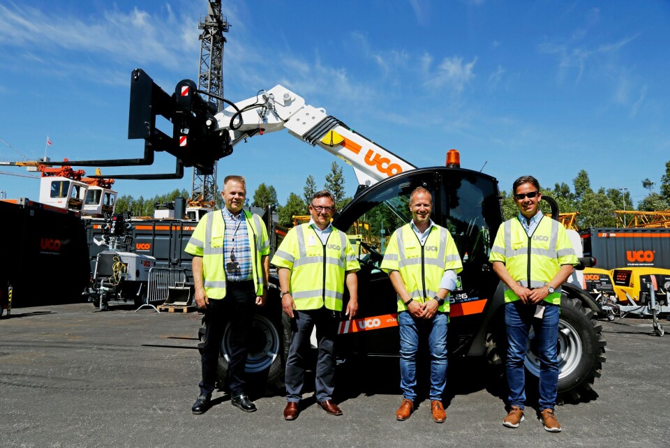 GOD STEMNING: Fra overleveringen, fra venstre: Lars Nyløkken, maskinsjef UCO, Jostein Stormo, adm. direktør UCO, Kristian Lamøy, salg Skjetne Maskin AS og Hugo Stormo, fagansvarlig modul og store maskiner UCO.