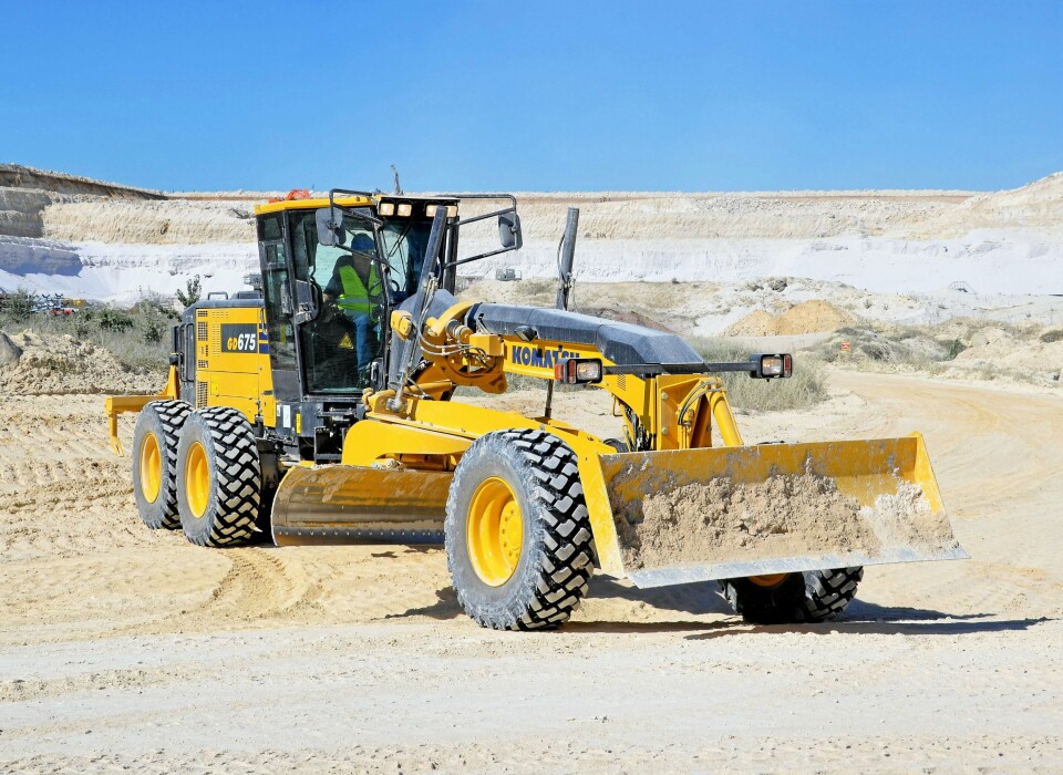 FRONTSKJÆR: Komatsu-modellen, her også utstyrt med frontskjær.