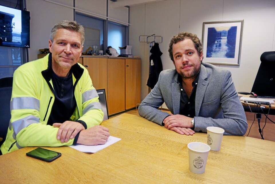 VENTER I SPENNING: Produktansvarlig Ole-Johnny Jenssen (t.v.) og adm. direktør Andreas Corwin venter i spenning på Komatsu-veihøvlene.