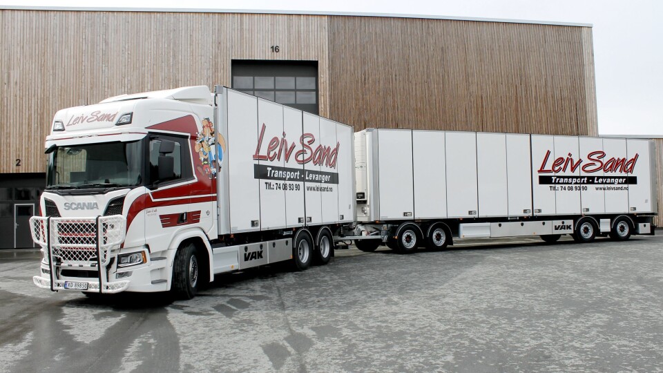 FØRSTE: Leiv Sand i Trøndelag er den i Norge som har fått et 24 meters vogntog med både skap på bil og henger fra VAK. Dette settet er solgt av den tidligere forhandleren Trailerpartner.