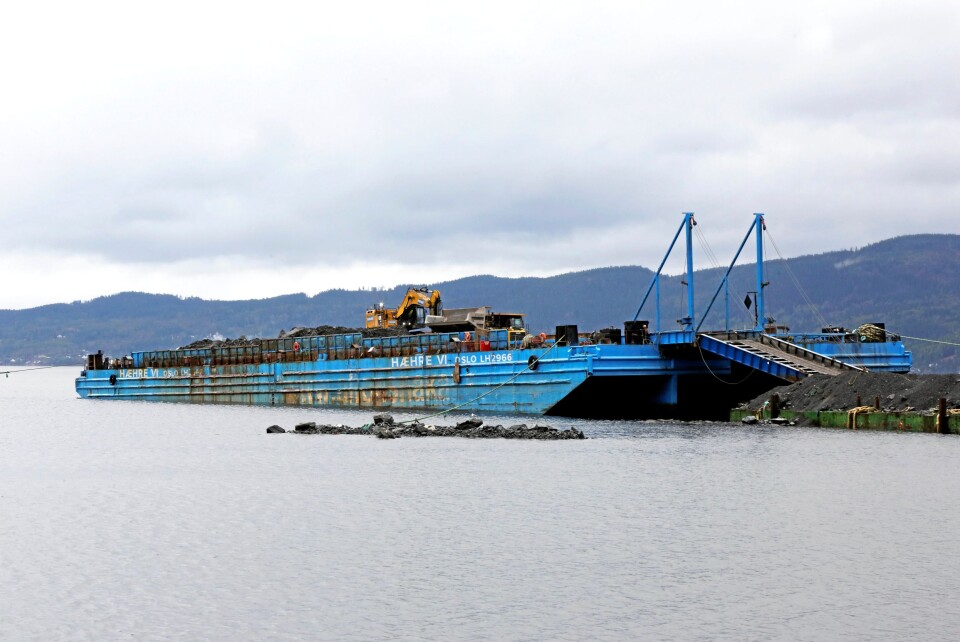 10.000 TONN: Hæhre-lekteren henter stein på Langøya, og med hvert anløp kommer det 10.000 tonn.