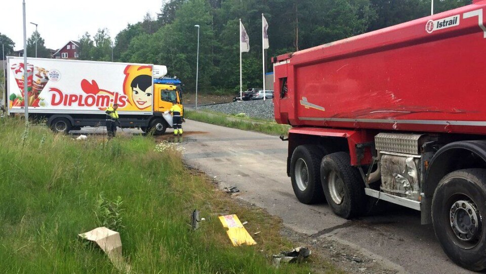 Skadene på siden av tippbilen. Isbildeler grøfta.