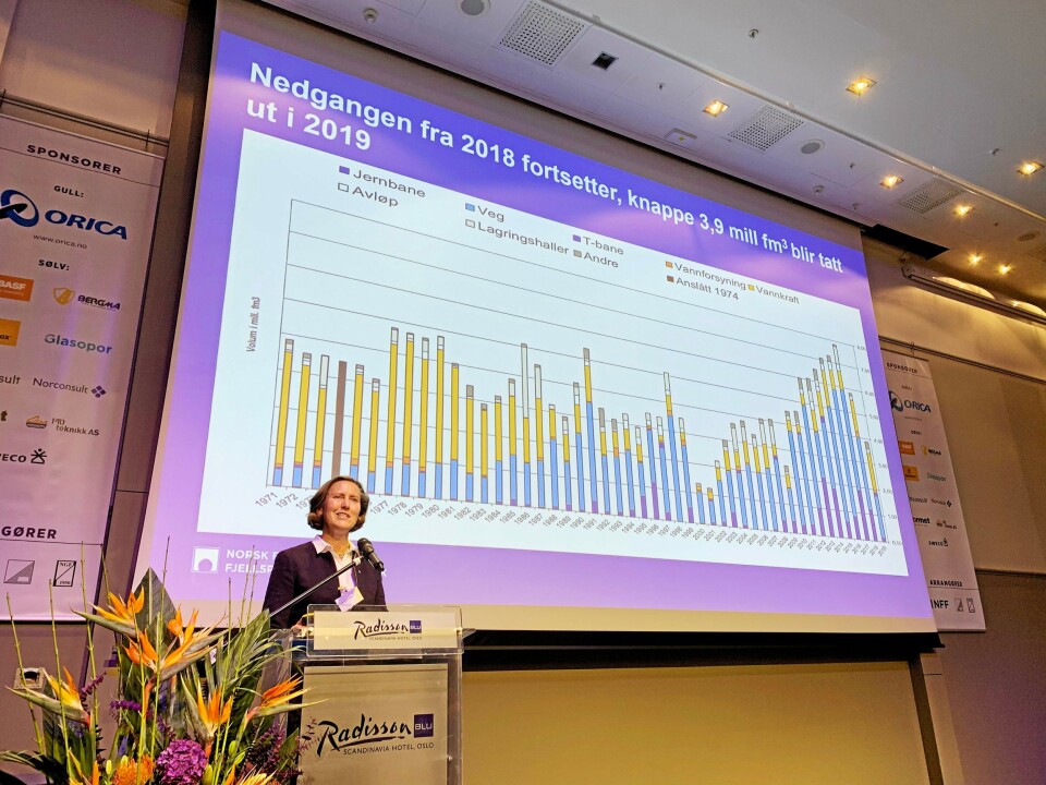 Styreleder Anne Kathrine Kalager i Norsk Forening for Fjellsprengningsteknikk NFF presenterer tunnelstatistikken på Fjellsprengningskonferansen i Oslo i november 2019. Foto: Klaus Eriksen