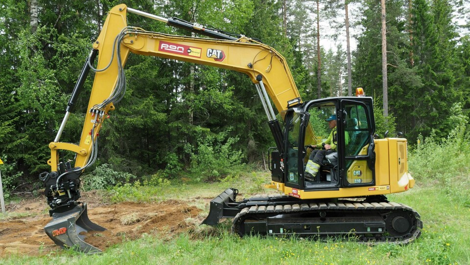 GJØR JOBBEN: På Sessvollmoen ved Gardermoen graver Omexom 4,5 kilometer kabel. Maskinfører Dag Buraas og Cat 310 NextGen fra Pon Rental gjør jobben. GJØR JOBBEN: På Sessvollmoen ved Gardermoen graver Omexom 4,5 kilometer kabel. Maskinfører Dag Buraas og Cat 310 NextGen fra Pon Rental gjør jobben.