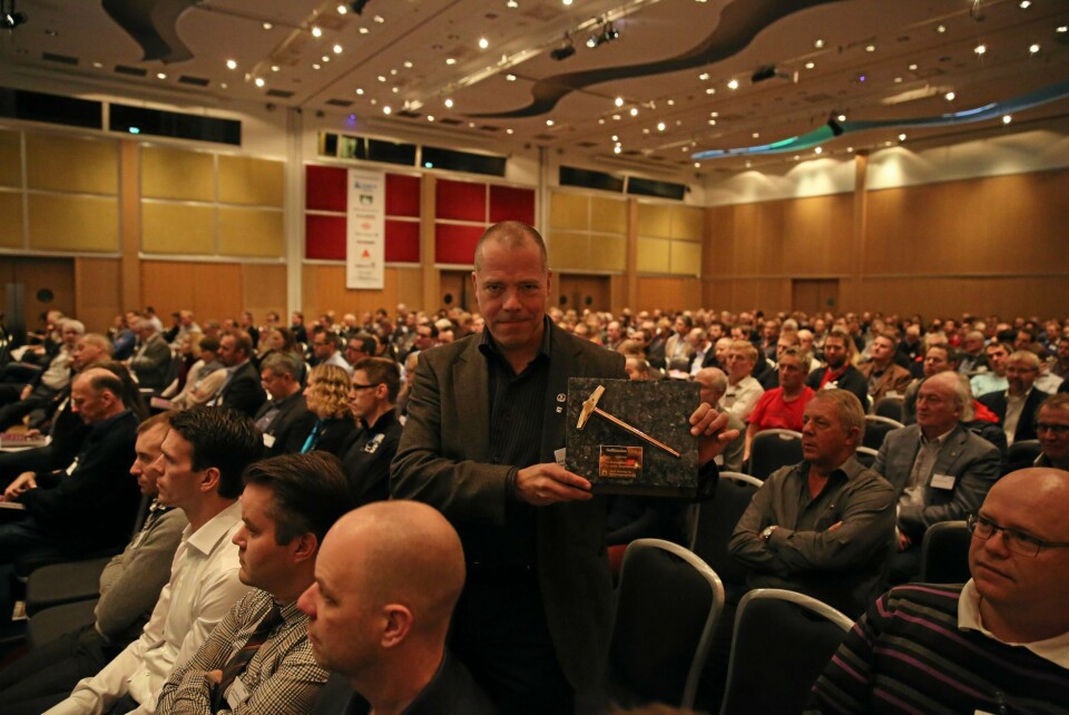 NFF deler ut Gullfeiselen hvert år. Arild Neby, Vegdirektoratet, fikk den på Fjellsprengningskonferansen i 2013. Foto: Klaus Eriksen