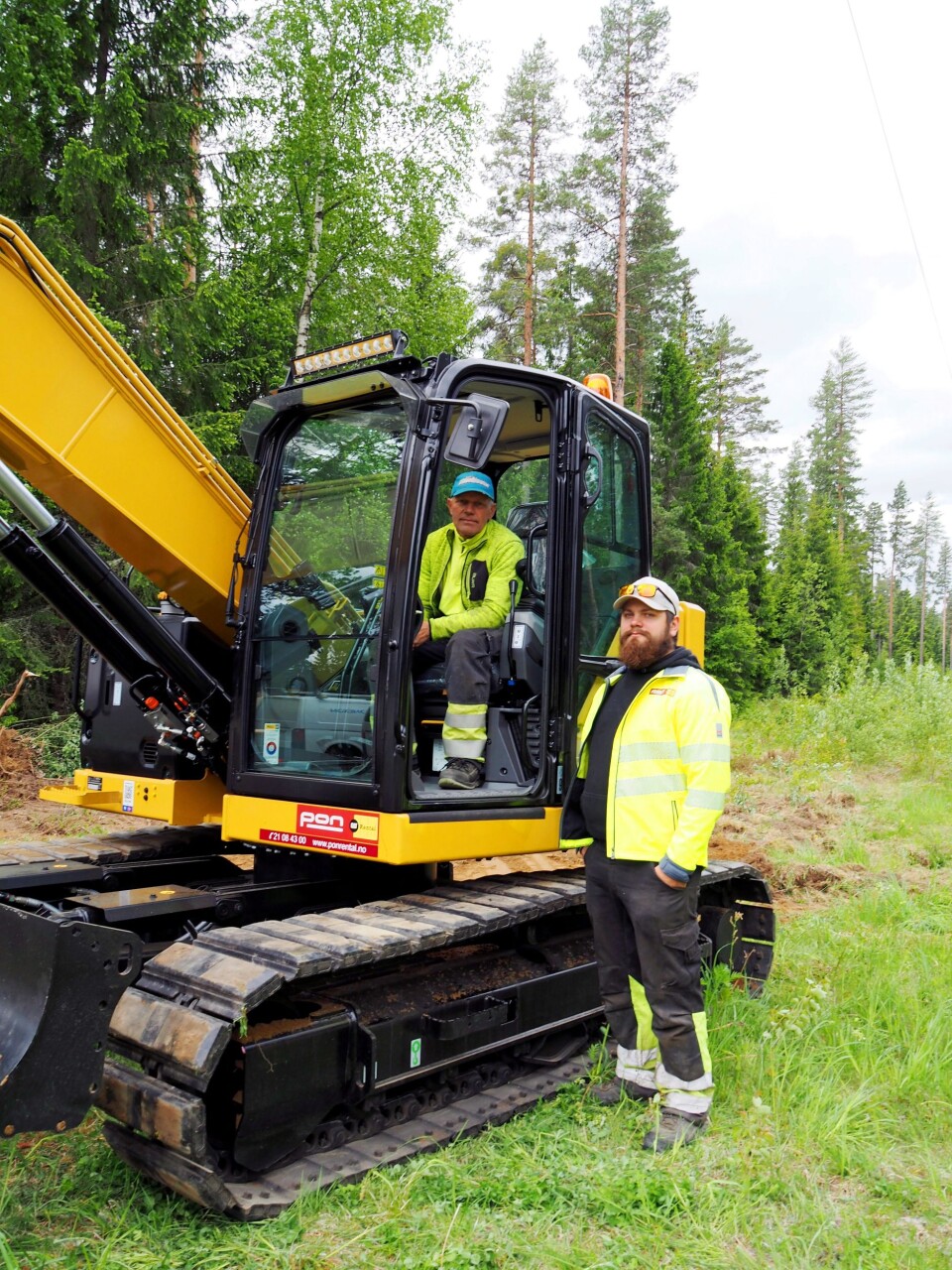 GOD OPPLÆRING: Omexom-Buraas gir toppkaranter til Ole Johnsen (til høyre), mekaniker hos Pon Rental, for den tekniske gjennomgangen. GOD OPPLÆRING: Omexom-Buraas gir toppkaranter til Ole Johnsen (til høyre), mekaniker hos Pon Rental, for den tekniske gjennomgangen.