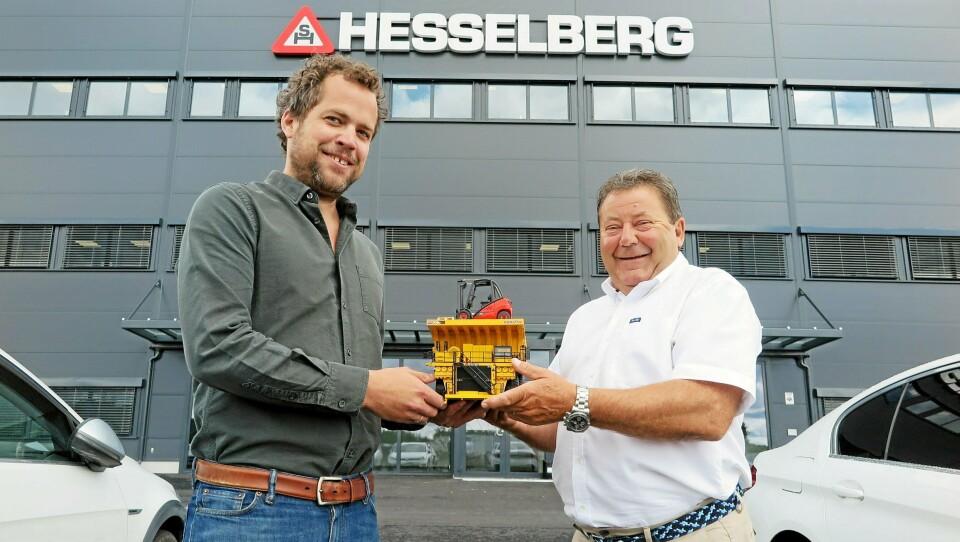 SYMBOLSK: Kai Paulshus overrekker en stor modelldumper og en mindre gaffeltruck til Andreas Corwin som symbolsk markering av at nå er det han som har konsernansvaret for både maskin og truck.