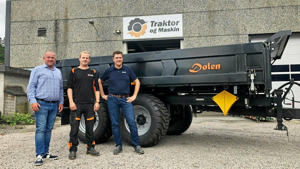 Rosendal Maskin blir forhandler av Dølen dumperhengere som Traktor og Maskin AS har utviklet. Fra venstre: Eldar Undheim (Rosendal Maskin AS), Trond Widar Løyning (Traktor og Maskin AS) og Tor Anders Høgaas (Rosendal Maskin AS).