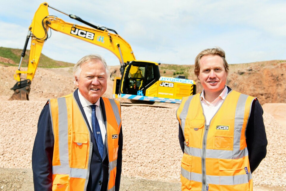 JCB-eier Lord Bamford og sønnen Jo Bamford har stor tro på hydrogen i anleggsmaskiner i fremtiden.