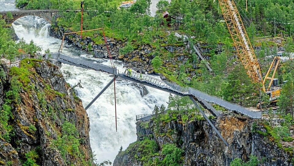 OVER FOSSEN: Det var spektakulært da Consolvo og Vest Kran heiste på plass den nye trappebroen over Vøringsfossen.