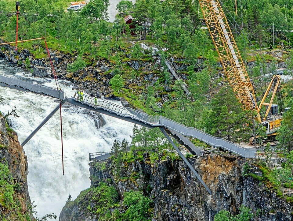 OVER FOSSEN: Det var spektakulært da Consolvo og Vest Kran heiste på plass den nye trappebroen over Vøringsfossen.