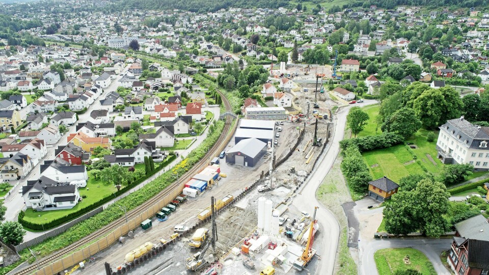Her ses et av Bane NORs anleggsområder ved Nedre Strøm i Drammen. Det ligger tett på eksisterende Vestfoldbane. Her bygges det en kulvert og en løsmassetunnel, som vil møte Drammenstunnelen som nå bygges i Strømsåsen. Da vi innførte klimakravene i 2019 trodde vi på en åtte prosents reduksjon i dette prosjektet. Nå ligger vi an til å kutte 25 prosent totalt, og opptil 75 prosent i enkelte delprosjekt. Veidekke har langt overgått kravene vi stilte dem, sier Håvard Kjerkol, miljørleder i Bane NOR..