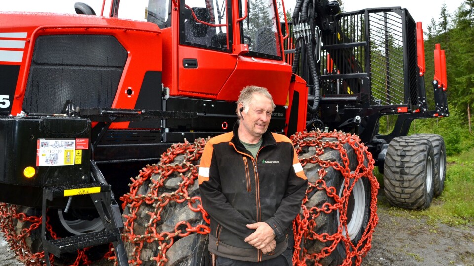 Daglig leder i Valdres Skog AS, Andreas Råheim, ved «Xtreme-utgaven» av Komatsu 895-lassbæreren.