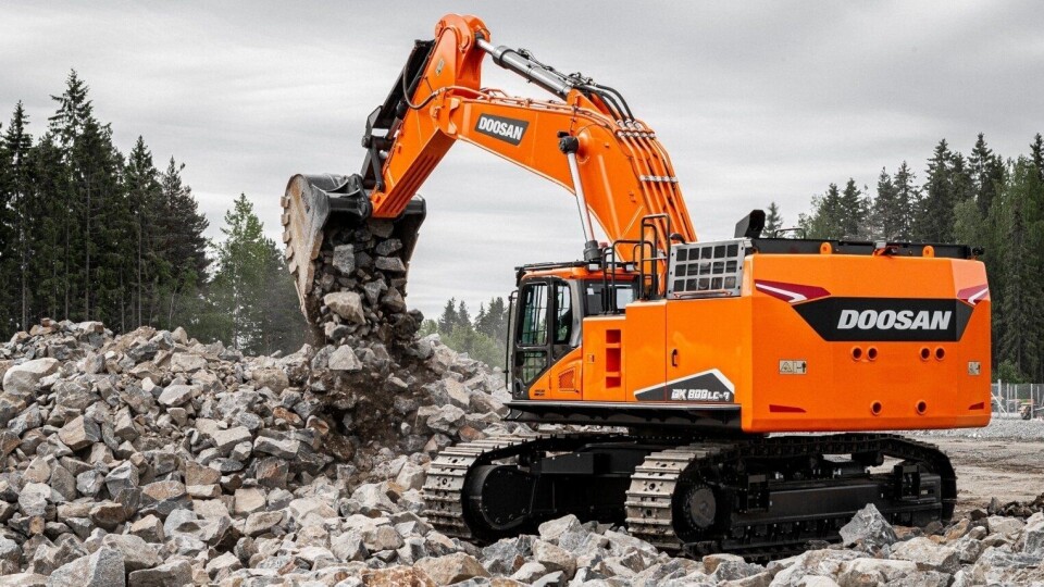 NYMASKINEN: Slik presenterer Doosan sin nye 80-tonns beltegraver i arbeid.