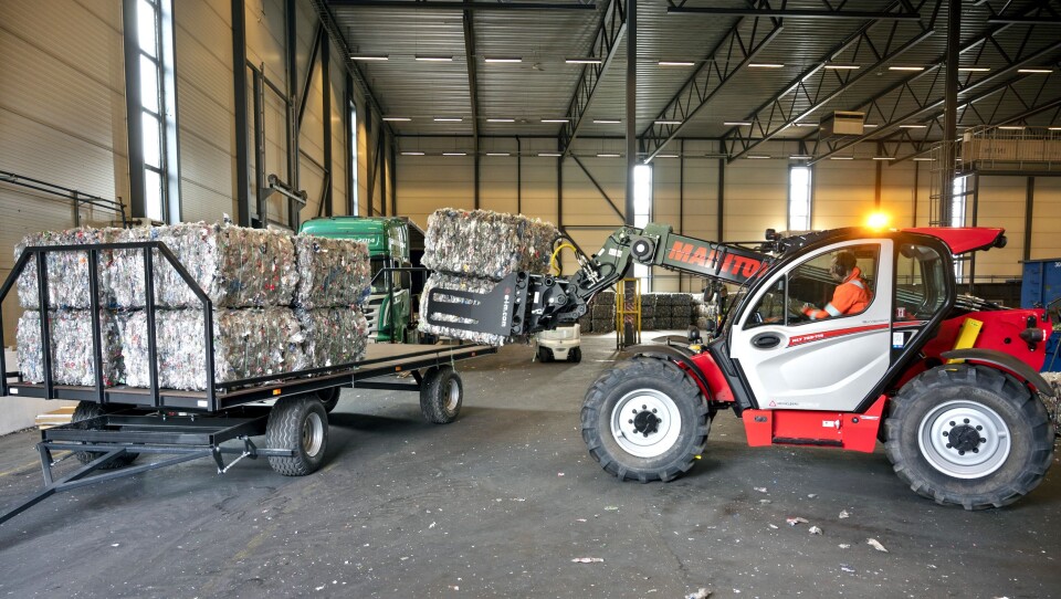 KORTREIST: Den nye Manitou teleskoptrucken til Infinitum skal bringe de komprimerte flaskene over gårdsplassen. I dag er reisen lengre for tomgodset som transporteres til østkysten av Sverige eller Tyskland.