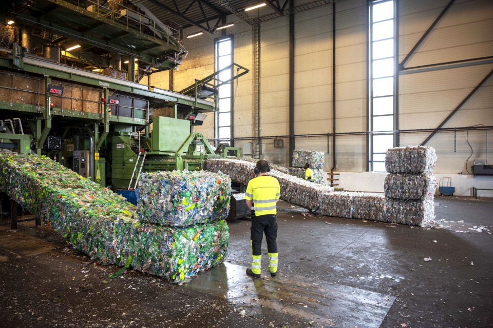 MASSIVE: Hele 1200 plastflasker er det i hver bail. De presses sammen med 120 tonns trykk.