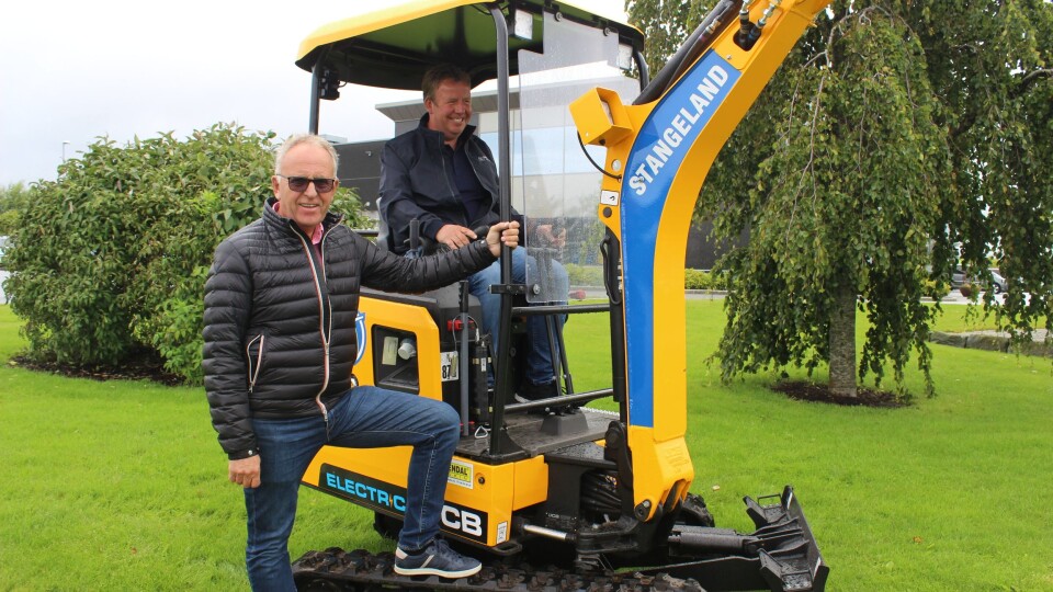 Olav og Tommy Stangeland med den vesle elektriske nykommeren av merke JCB.
