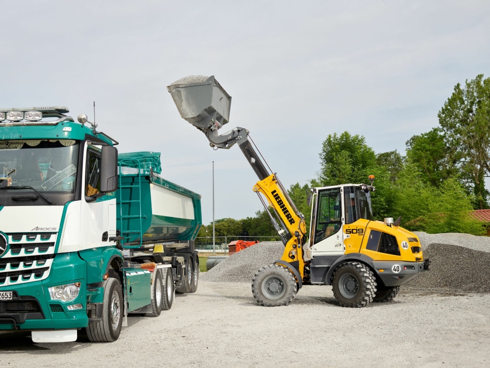 LASTING: Med stor løftehøyde, er det enkelt å fylle lastebiler og containerbiler.