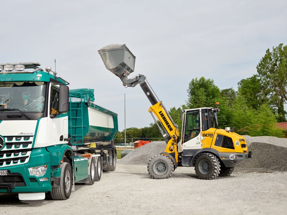 LASTING: Med stor løftehøyde, er det enkelt å fylle lastebiler og containerbiler. LASTING: Med stor løftehøyde, er det enkelt å fylle lastebiler og containerbiler.