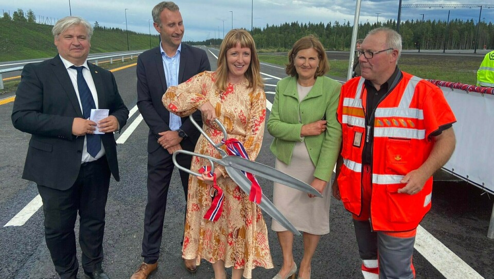 Veien er åpnet. Fra venstre: Kjell Inge Davik (utbyggingsdirektør i Statens vegvesen), Ståle Rød (konsernsjef i Skanska Norge), Ingelin Noresjø (statssekretær (KrF) i Samferdselsdepartementet), Ingrid Dahl Hovland (vegdirektør) og Taale Stensbye (prosjektleder, Statens vegvesen).