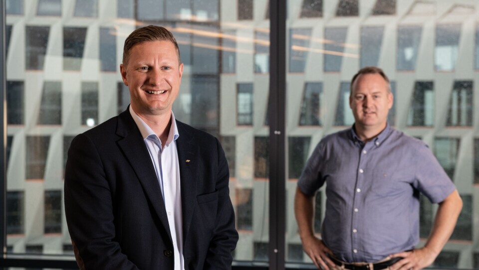 Amund Tøftum (t.v.) overtar som konsernsjef etter Morten Grongstad (bak t.h.) i AF Gruppen.