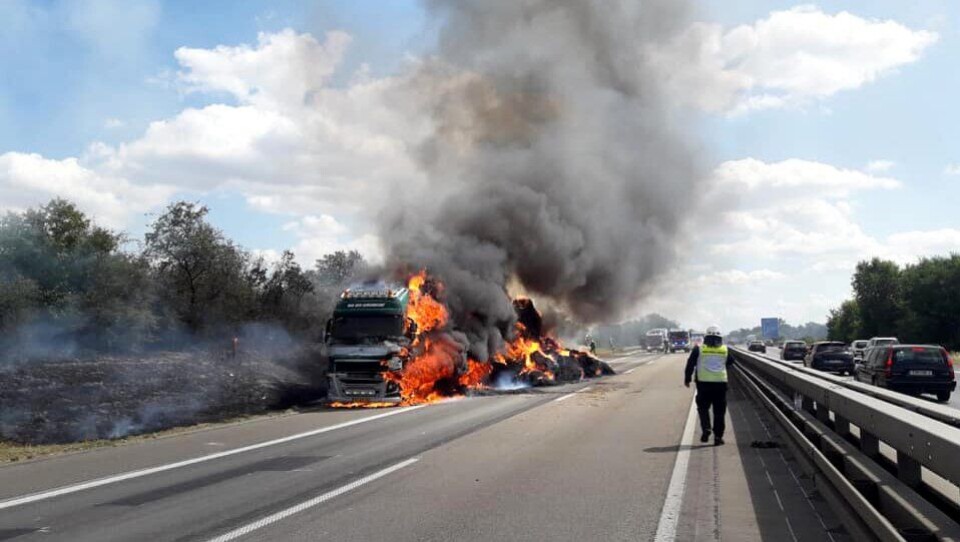 En passasjer i en svart BMW kastet en sneip på en halmtransport på A61 i Tyskland.