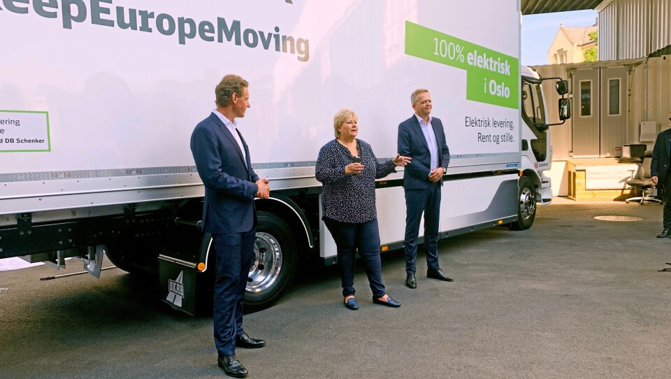 Erna Solberg avduket DB Schenkers nye elektriske Volvo FL, sammen med DB Schenkers konsernsjef Jochen Thewes (til venstre) og Schenkers toppsjef i Norge, Knut Eriksmoen.