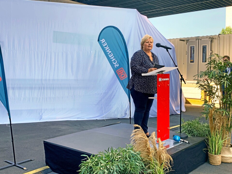 Erna Solberg tok seg noen timer fra pandemihåndtering for å avduke DB Schenkers nye elektriske Volvo FL.