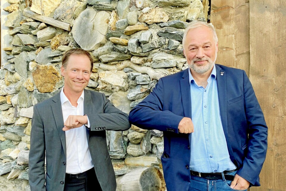 ALBUESHAKE: Adm. direktør Øystein Rushfeldt (t.v.) i Nussir ASA og adm. direktør Frode Nilsen i LNS følger regelboka for «handshake» nå om dagen.