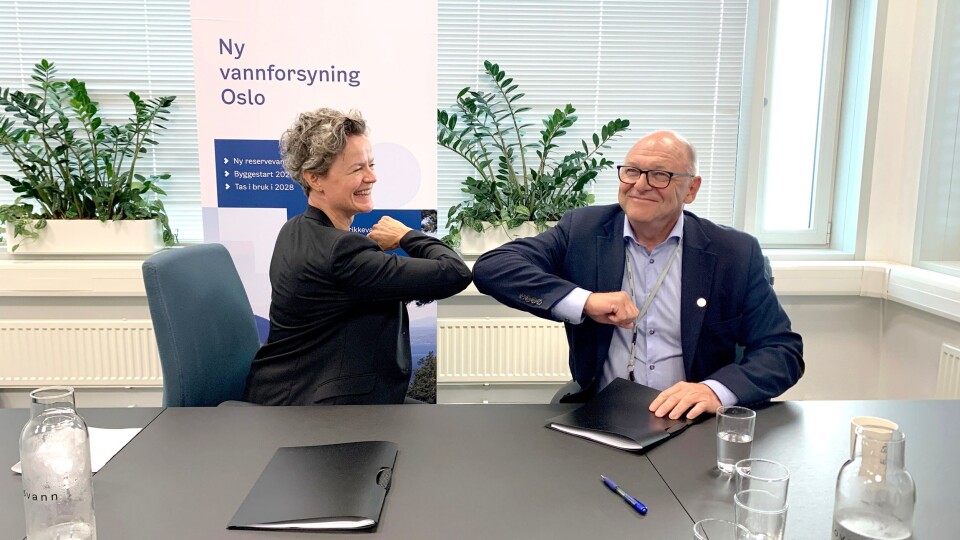 Anna Maria Aursund (direktør i Vann- og avløpsetaten) og Steinar Myhre (konserndirektør i Skanska Norge) gratulerer hverandre etter at kontrakten er signert.
