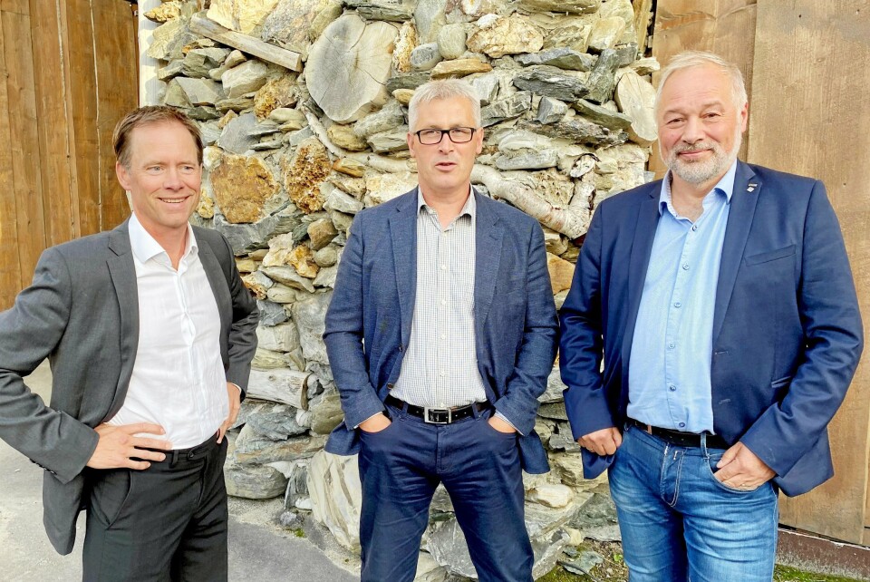 STOR ARBEIDSPLASS: Øystein Rushfeldt (t.v.) i Nussir blir en stor arbeidsplass i Hammerfest kommune. I midten er varaordfører Terje Eikstrøm. Frode Nilsen (t.h.) og LNS ønsker å bruke mange lokalt ansatte.
