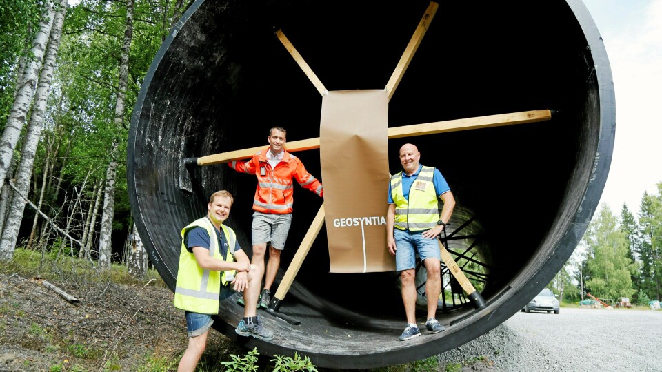 NORGES STØRSTE: Det er store dimensjoner på røret som skal legges under E18. Fra venstre: Fredrik J. Nyland, ingeniør Drift og vedlikehold i Viken Fylkeskommune, Anders Ellevold Seielstad, Statens vegvesen og Terje Ottesen, daglig leder i Geosyntia AS.