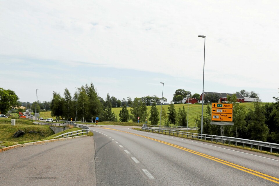HIT, MEN IKKE LENGER: Bildet er tatt fra Oslo, og man kan kjøre inn i rundkjøringen og videre til Ski eller Ås, men ikke i retning Askim når prosjektet starter fredag 28. august 18.00. Foto: Klaus Eriksen