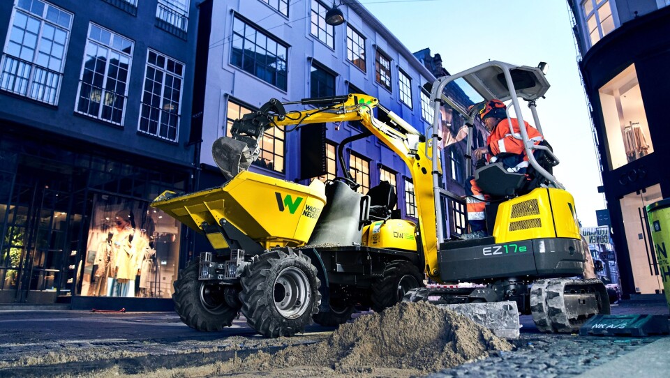 Her er den nye elektrisk minigraveren Wacker Neuson EZ17e i gang med å laste en elektrisk hjuldumper, Wacker Neuson DW15e i en bygate.
