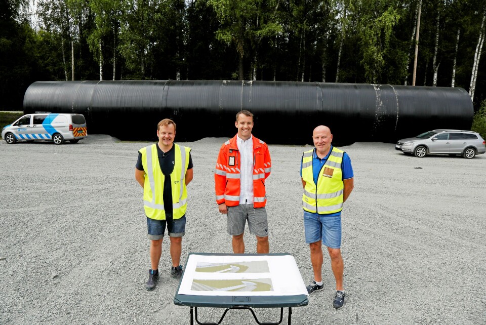 30 METER: Plastrøret er 30 meter langt og veier 42 tonn. Det ble transportert til Norge i tre deler og sveiset sammen til ett rør. Her er Fredrik J. Nyland, ingeniør Drift og vedlikehold i Viken Fylkeskommune, Anders Ellevold Seielstad, Statens vegvesen og Terje Ottesen, daglig leder i Geosyntia AS. Foto: Klaus Eriksen