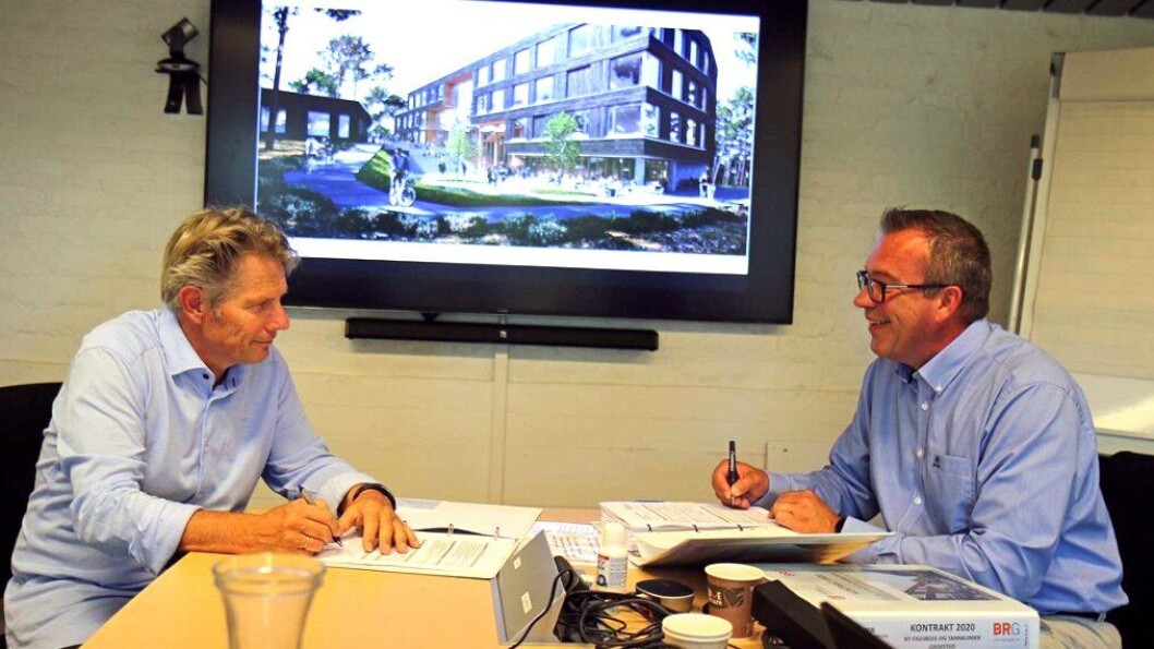 Gunnar Thompson daglig leder i BRG og Kai Valthyr-Hansen, avdelingsleder utbygging i Agder fylkeskommune skriver under kontrakten for bygging av Fagskolen i Agder og Grimstad tannklinikk. Gunnar Thompson daglig leder i BRG og Kai Valthyr-Hansen, avdelingsleder utbygging i Agder fylkeskommune skriver under kontrakten for bygging av Fagskolen i Agder og Grimstad tannklinikk.