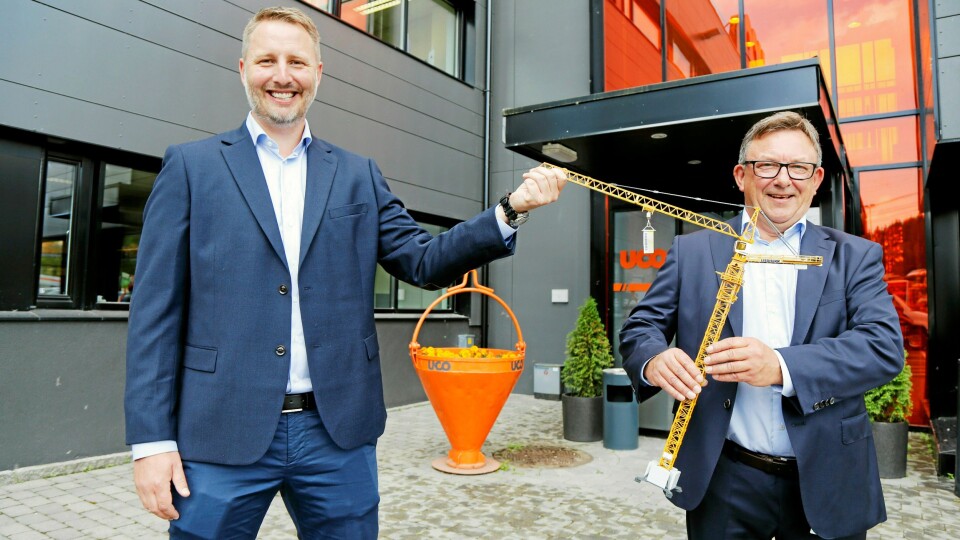 AVTALE: Adm. direktør Vemund Bye Garnås i BAS til venstre og adm. direktør Jostein Stormo i UCO har inngått avtale om salg av alle tårnkranene fra BAS til UCO.Foto: Klaus Eriksen