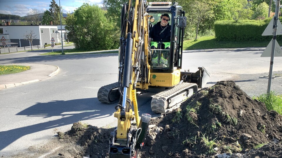 SELVHJULPET: Samtidig som Ronny Østlund graver for å skifte en dårlig kum, har han med alt utstyret som trengs på jobben i skuffen på motsatt side av graveren. Cat 304.5 XTC-maskinen til Jørgen W. Cappelen AS med skuffe var den eneste av sitt slag i Europa.